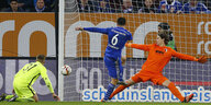 Schalke-Spieler Sead Kolasinac schießt ein Tor gegen Augsburg