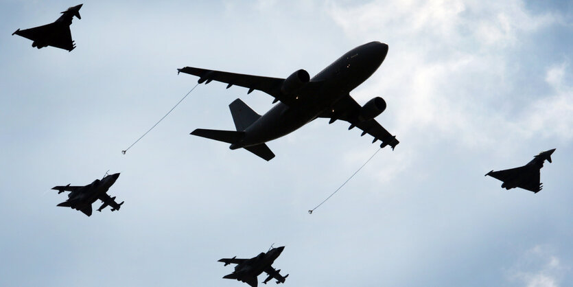 Ein Tankflugzeug und mehrere Tornados fligen in der Luft