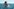Eine Frau schwimmt im Meer und hat ein Messer in der Hand