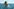 Eine Frau schwimmt im Meer und hat ein Messer in der Hand