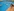 Menschen in einem Pool, eine Trainerin erklärt am Beckenrand eine Schwimmtechnik