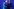 Eine Frau und ein Mann schütteln sich vor einer blauen Wand die Hand