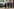 Vater und Tochter im Foyer einer Grundschule
