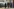 Vater und Tochter im Foyer einer Grundschule