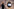 Eine Person geht an einem Bild eines Auges vorbei, in dem sich das Google-Logo spiegelt.