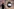 Eine Person geht an einem Bild eines Auges vorbei, in dem sich das Google-Logo spiegelt.