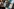Personen stehen in einer Reihe und halten Bilderrahmen mit Fotos, die Porträts von Jugendlichen zeigen, in den Händen