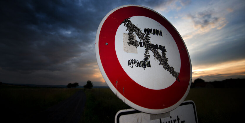 Ein durchgestrichenes Hakenkreuz auf einem Stoppschild