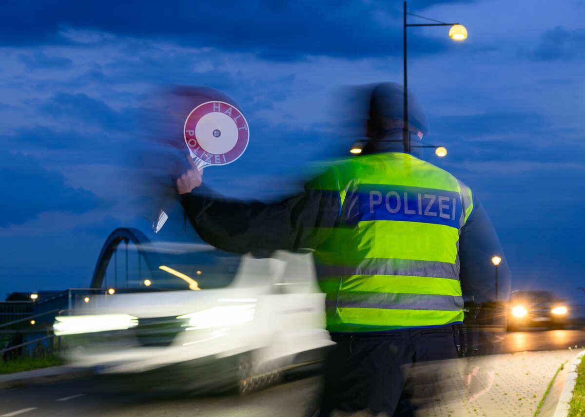 Einordnung: Verlängerung der Grenzkontrollen „Gefühl des Nichtwillkommenseins“ Innenminister Dobrindt (CSU) will die Grenzkontrollen verlängern. Warum eine Industrie- und Handelskammer enttäuscht ist und was neue Asylregeln bringen