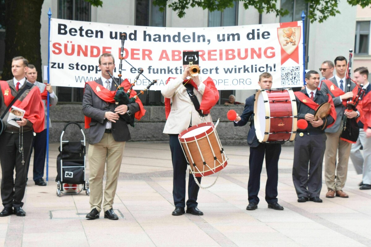Antiabtreibungsparade am Jungfernstieg: Mit Blasmusik gegen ...