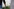 Ein Arm mit Blumen in der Hand im Bildausschnitt