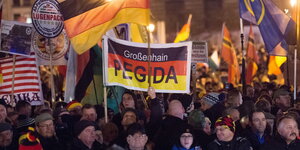 Pegida-Anhänger mit Deutschlandfahnen auf dem Theaterplatz