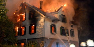 ein brennendes Haus wird gelöscht