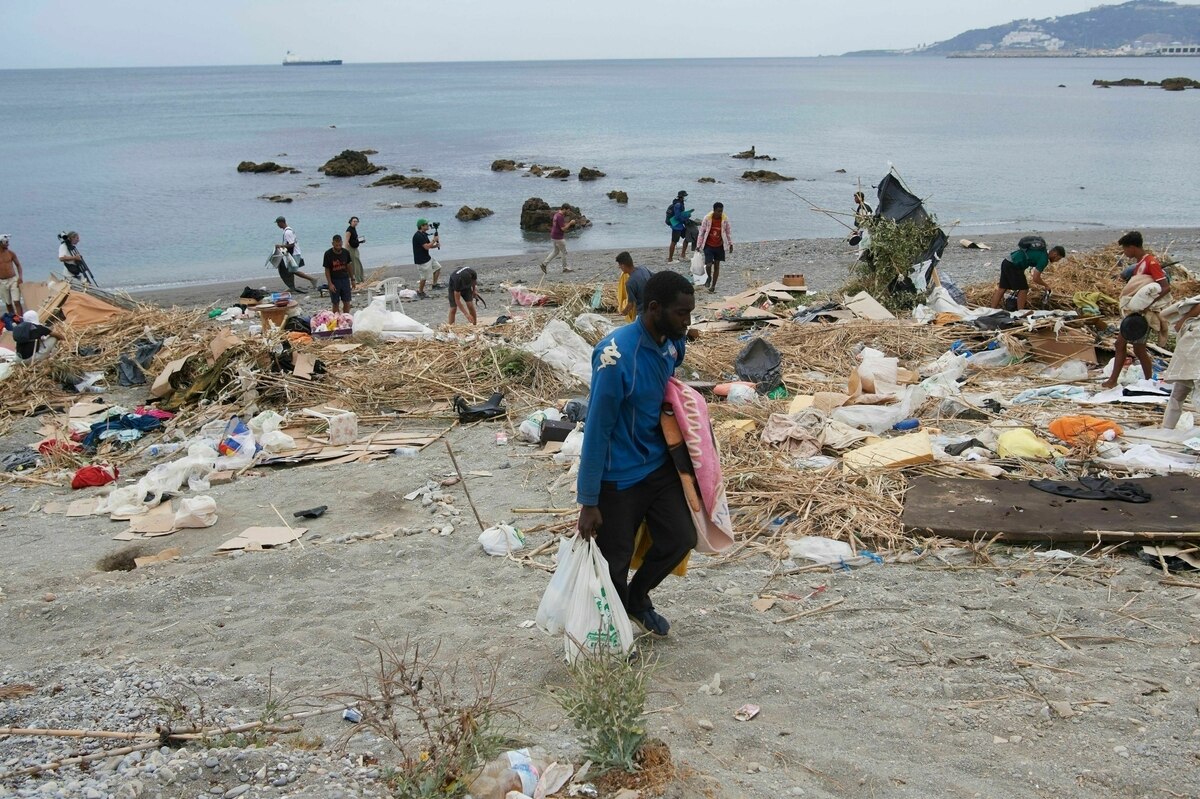 Ein vermüllter Strandabschnitt