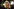 Dolly Parton nachts vor unscharfem Hintergrund mit Lichtern