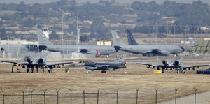 Türkische und US-Militärflugzeuge stehen nebeneinander auf dem Flughafen in Incirlik.