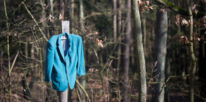 Sakko auf Bügel hängt mitten im Wald