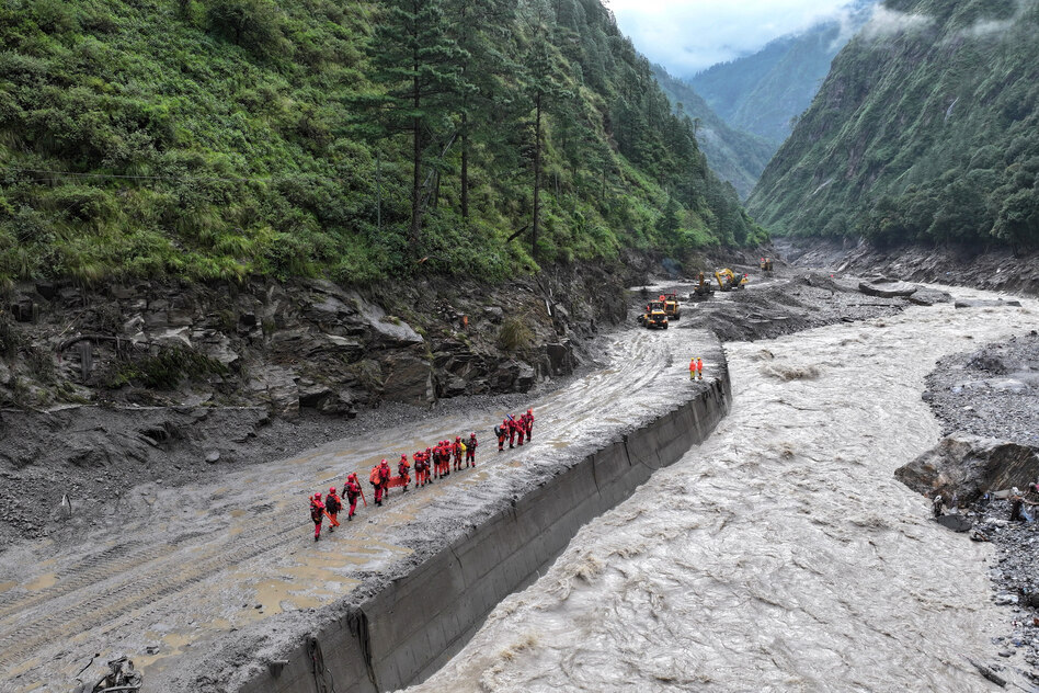 Nach Sturzflut in Nepal und Tibet: Überflutungsrisiko behindert Rettungseinsätze