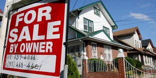 „For Sale“ steht auf dem Schild vor dem Haus im New Yorker Stadteil Queens.