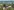 Ein Dorf an einem See im Sommer