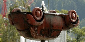 Skulptur: VW-Käfer auf dem Kopf