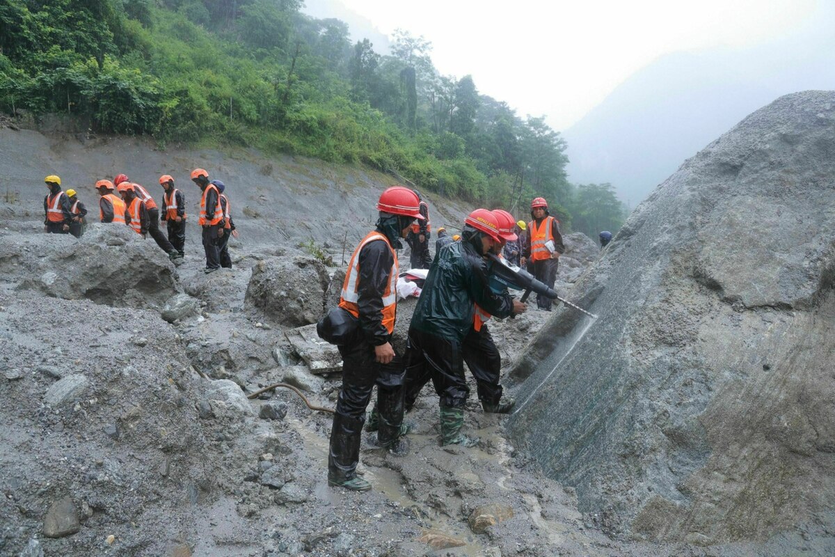 After the floods in Nepal: Hundreds trapped in tunnels.