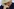 Marine Le Pen blickt betroffen auf den Boden, den Finger im Mundwinkel