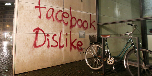 Farbe, kaputte Scheiben und der Schriftzug „Facebook dislike" sind am Facebook-Büro in Hamburg zu sehen.