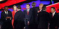 Diverse US-Präsidentschafts-Anwärter der Republikaner stehen nach einer Fernsehdebatte auf der Bühne.