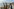 Urbanes Ufer mit Strand und Schilfbooten