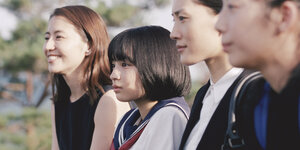 Profilfotos von vier japanische Schauspielerinnen, die nebeneinander stehen