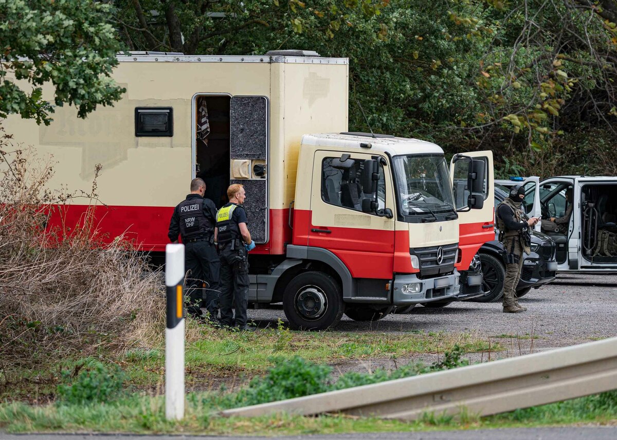 Polizisten in Spezialausrüstung sind an einem LKW im Einsatz. Die Polizei hat laut NRW-Innenminister Reul das Fahrzeug des Verdächtigen für mehrere Sabotageaktionen gegen die deutsche Stromversorgung gestürmt. Der Zugriff sei in Niederzier erfolgt, sagte der CDU-Politiker.
