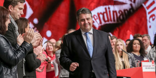 Sigmar Gabriel läuft durch die klatschende Menge.