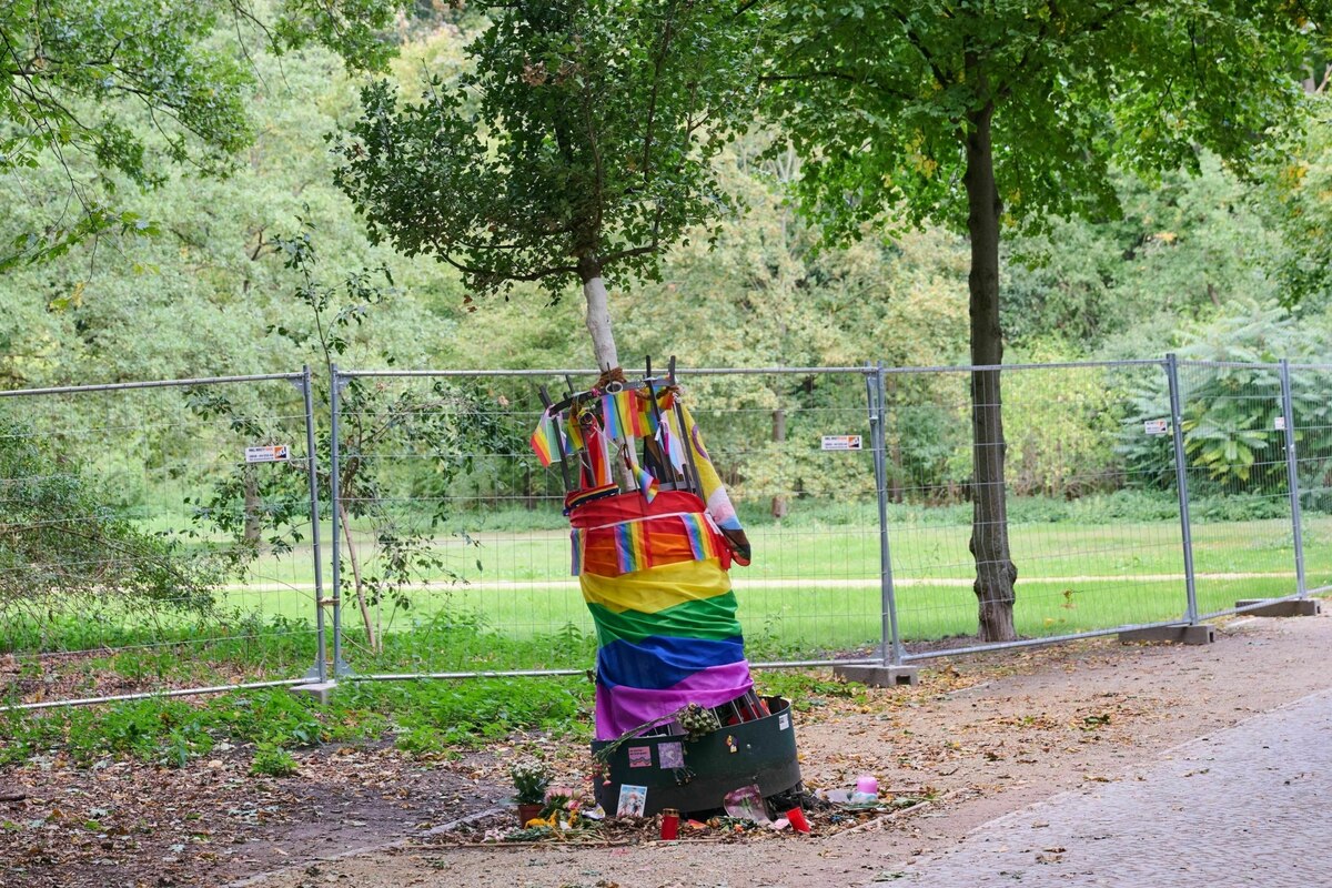 Angriff auf CSD-Mahnmal: Der Baum steht wieder