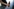 Eine Schwangere hält eine leere Bierflasche in der Hand
