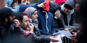 Geflüchtete stehen am Lageso in Berlin, wo sie sich registrieren lassen oder erste Unterstützungsleistungen erhalten