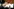 Eine Person hält ein Mikrofon von „Ongehoord Nederland“ während einer Pressekonferenz von Rianne Letschert, Ministerin für Bildung, Kultur und Wissenschaft, zum Sender „Ongehoord Nederland ON“