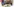 Drei Zigarettenschachteln mit Warnhinweisen und Warnfotos, davor ein Aschenbecher