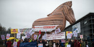Ein großes trojanisches Pferd auf einer Anti-TTIP-Demo