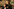 Tatort-Kommissarin Charlotte Lindholm stützt sich sitzend auf die Schultern von Darstellerin Andreas Lust