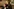 Tatort-Kommissarin Charlotte Lindholm stützt sich sitzend auf die Schultern von Darstellerin Andreas Lust
