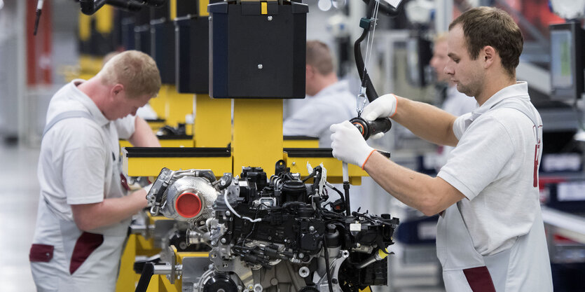 Arbeiter in einem Auto-Werk