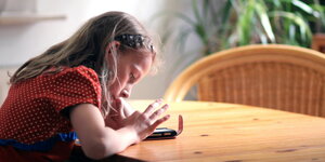 Ein Mädchen beschäftigt sich mit seinem Smartphone