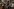 Andrew Scott spricht in einem Raum am Telefon, im Hintergrund Brendan Fraser in Uniform.