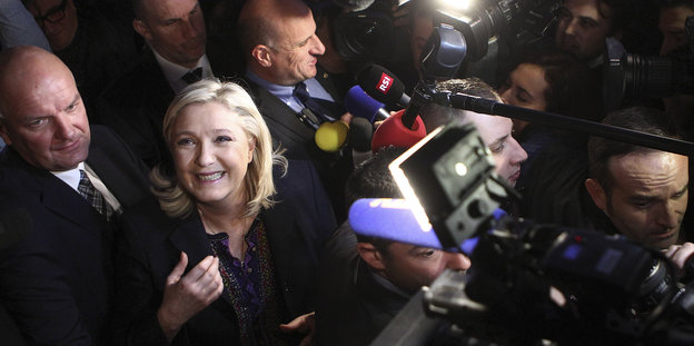 Marine Le Pen wird von Massen bedrängt und einer Kameraleuchte geblendet