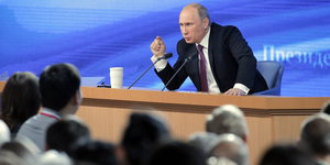 Putin spricht zu Journalisten