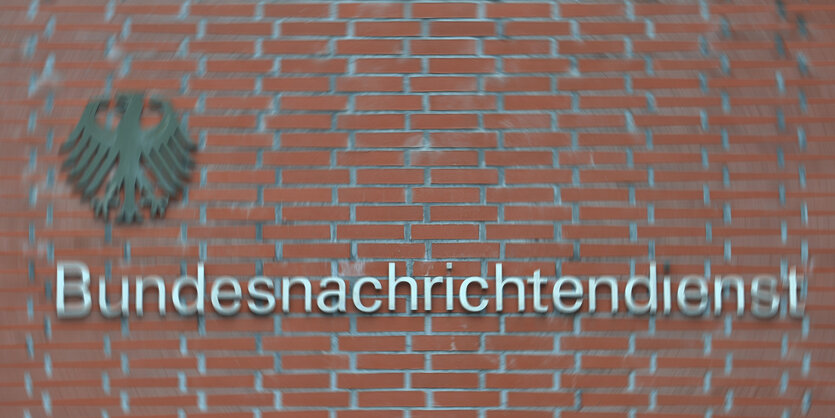 Schriftzug Bundesnachrichtendienst auf einem Gebäude