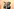 Der Rapper Macklemore singt mit Sonnenbrille in ein Mikro