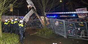 Polizisten vor Absperrungen