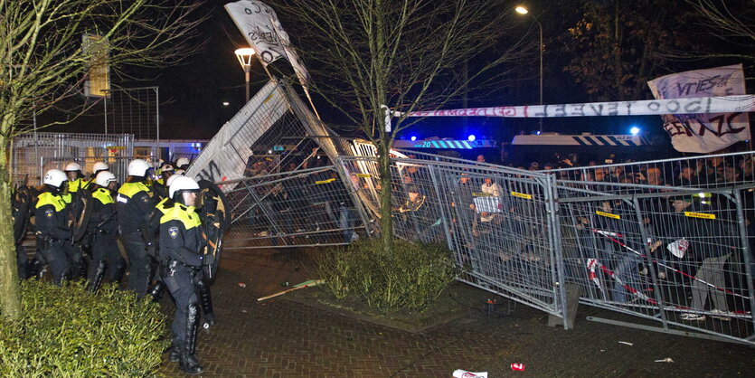 Polizisten vor Absperrungen